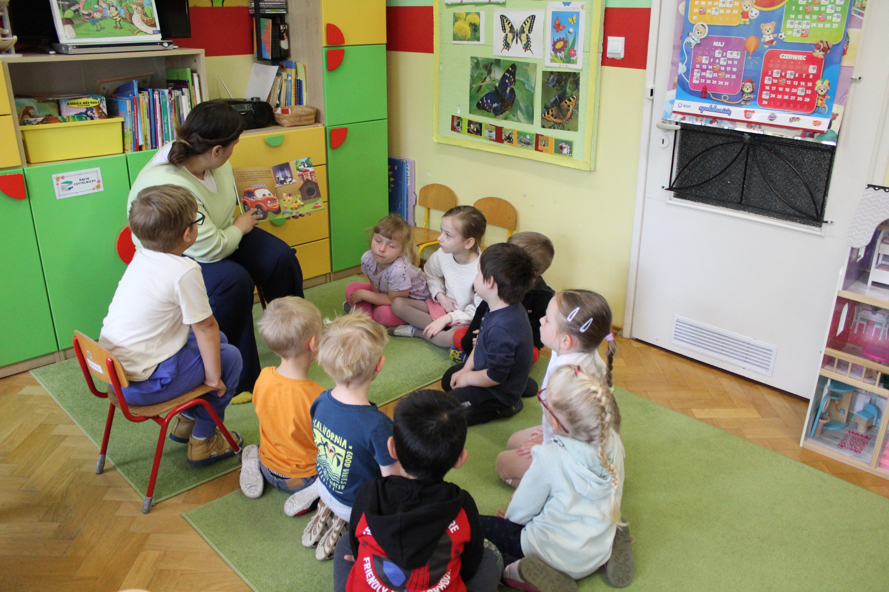 Rodzice czytają dzieciom