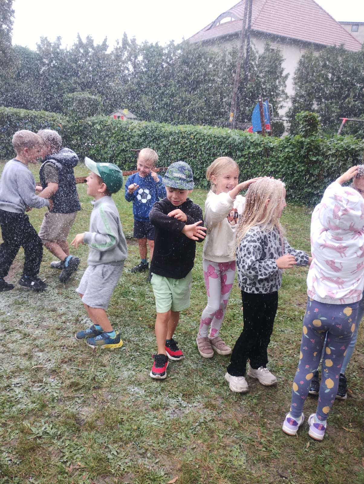 Zabawy na dworze - dmuchaniec, bańki i śnieg. 