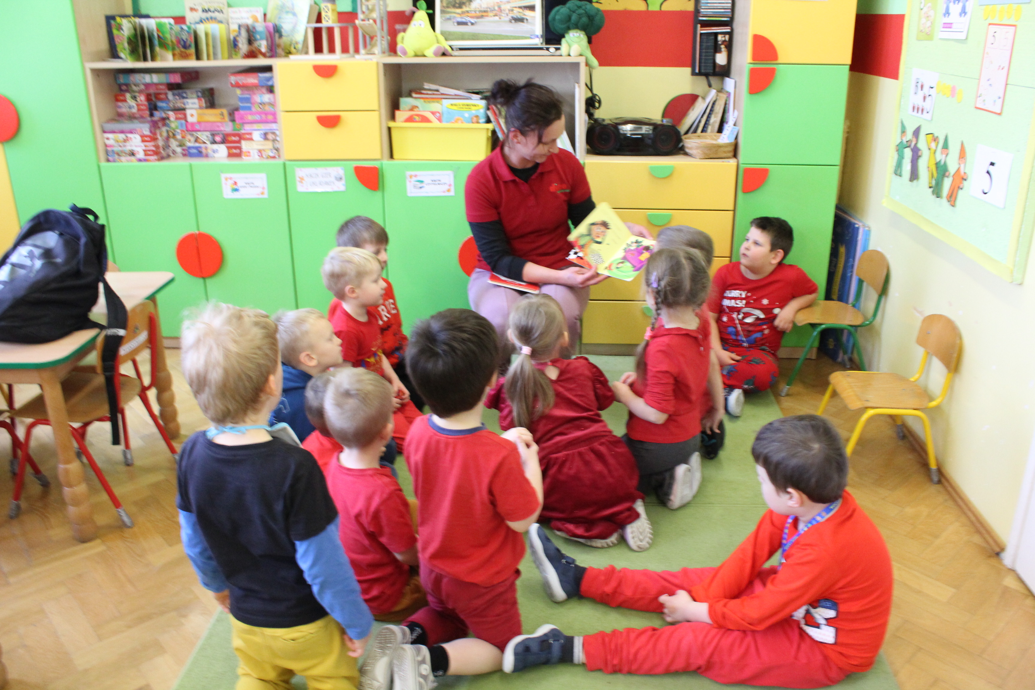 Rodzice czytają dzieciom