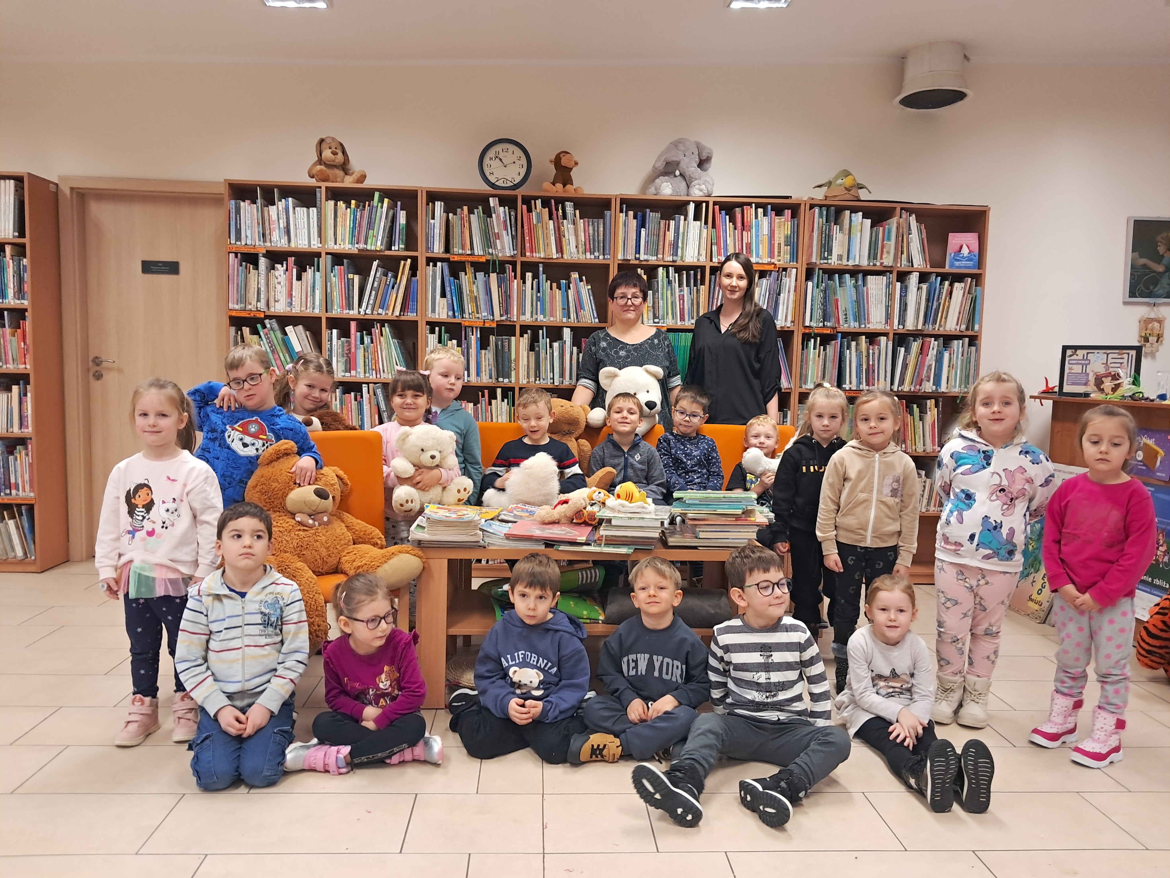 Dzień Pluszowego Misia, wizyta w bibliotece i czytanie bajek przez rodzica