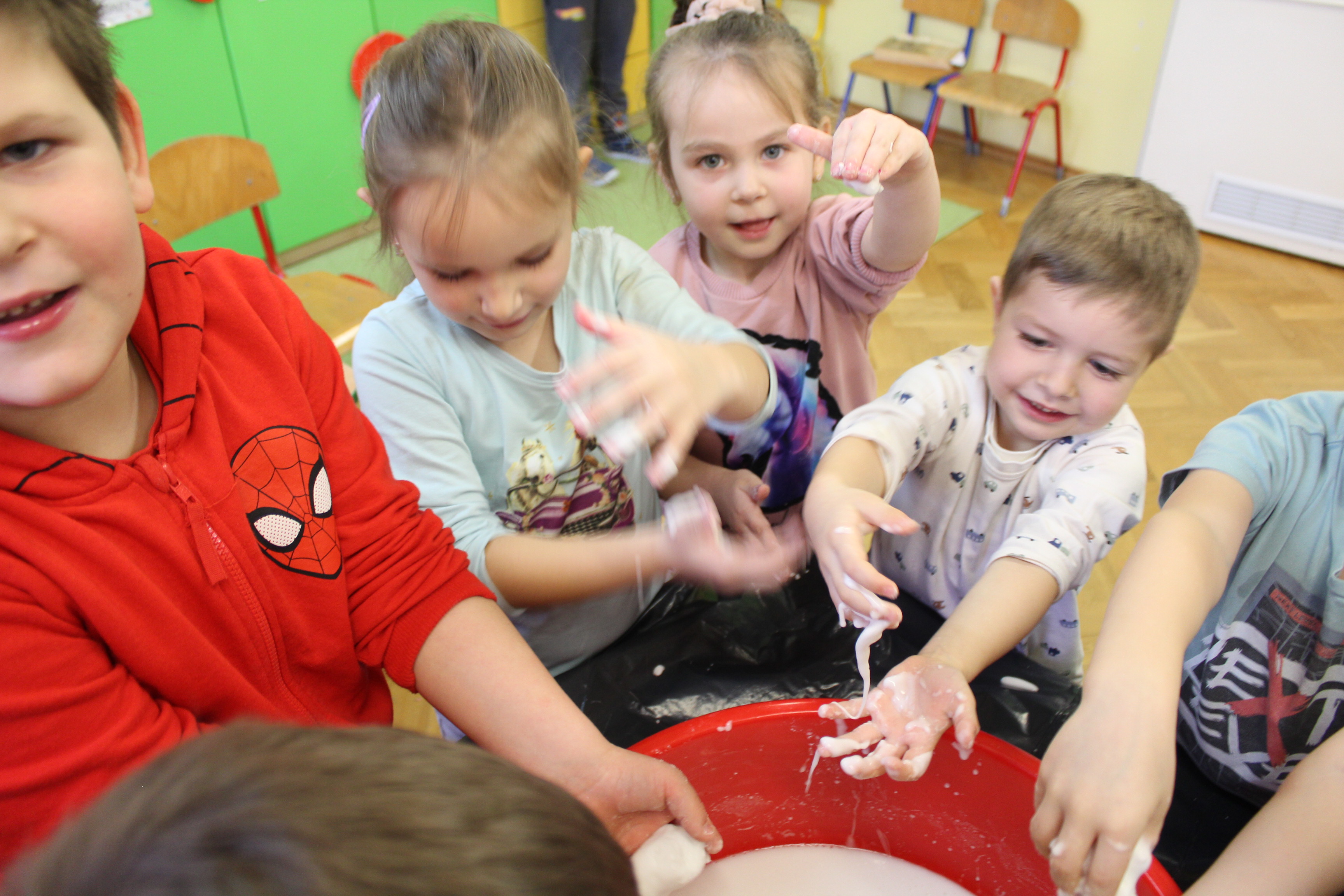 Robimy szcztuczny śnieg - zabawy sensoryczne