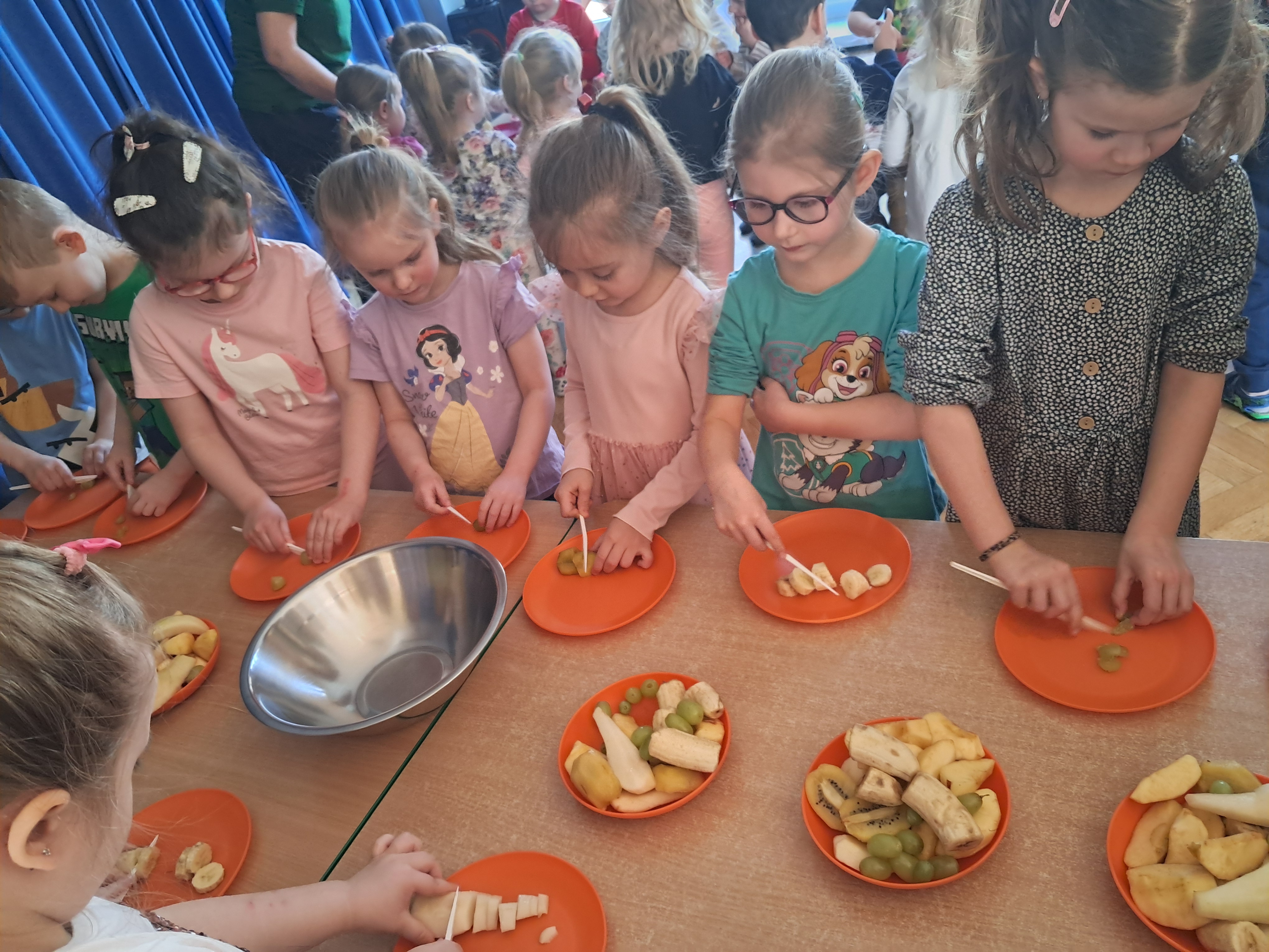 Sałatka owocowa - dzień zdrowych przekąsek 