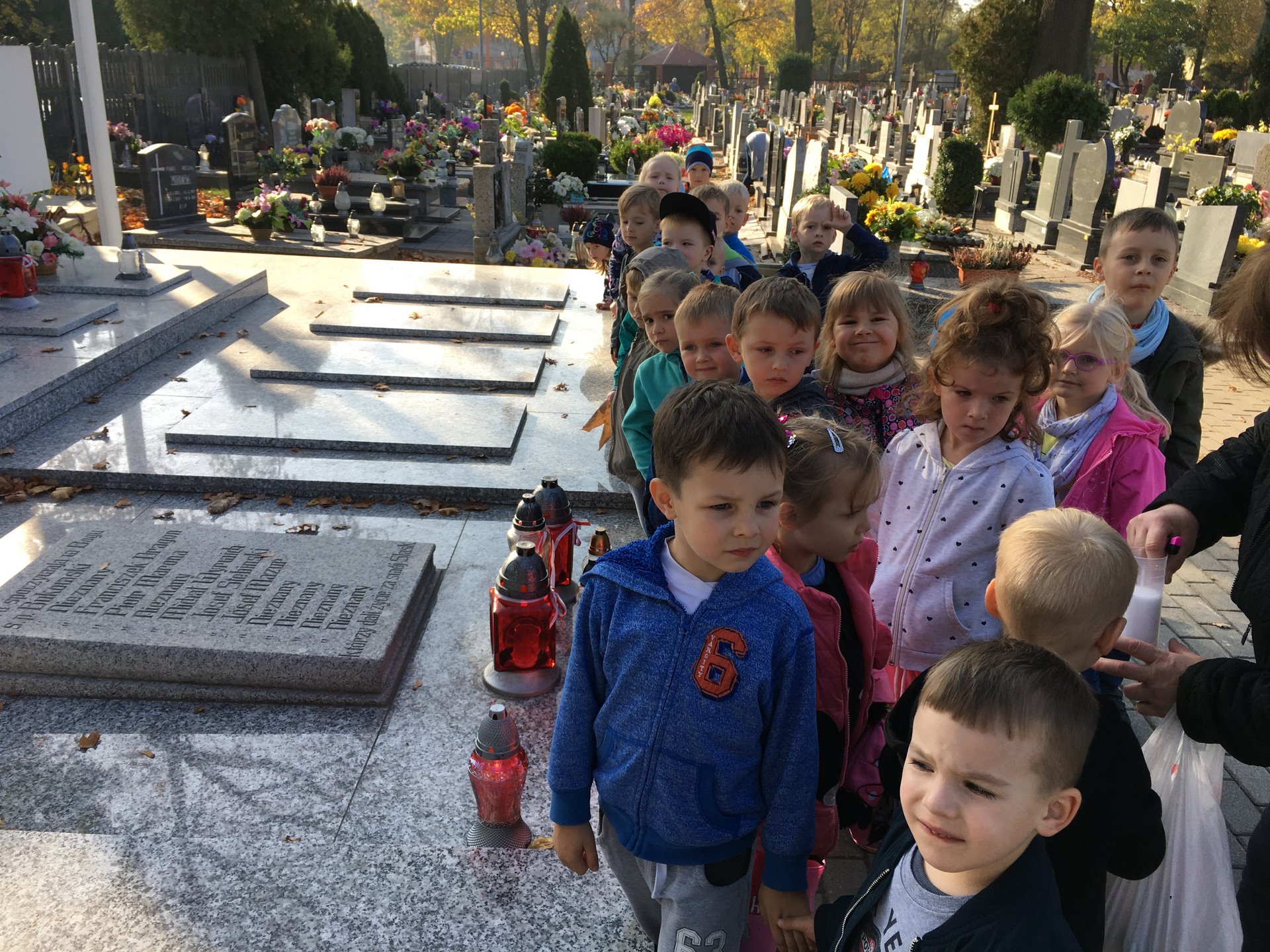 Spacer na cmentarz w ramach akcji „Szkoła Pamięta”