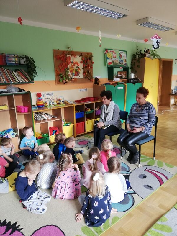 Czytanie bajek przez panie z klubu Emerytów